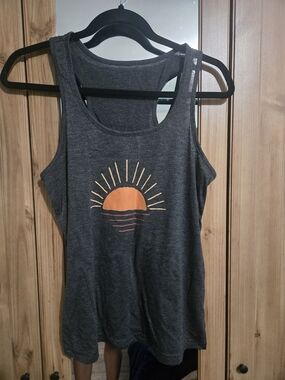🎁 Women Graphic Tank Top with Orange Sun Motif Size Small